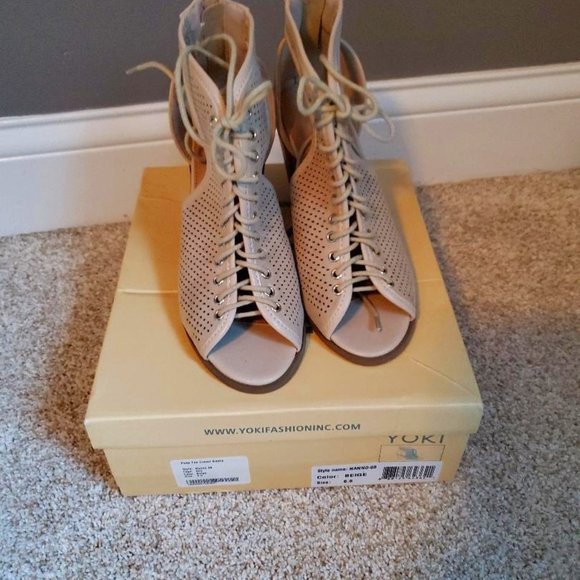 Ladies Brand New Yoki Sandal /Shoes  6.5 Beige - Picture 1 of 4